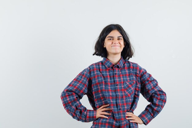 Jeune fille expressive qui pose en studio