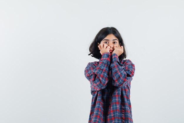 Jeune fille expressive qui pose en studio