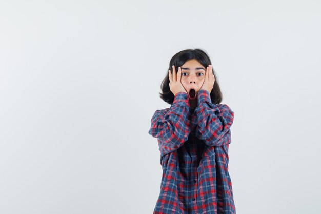 Jeune fille expressive qui pose en studio