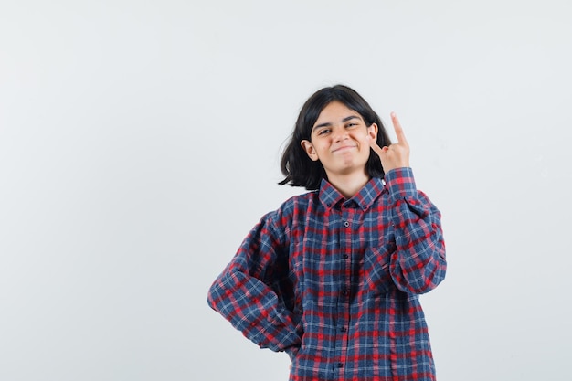 Jeune fille expressive qui pose en studio