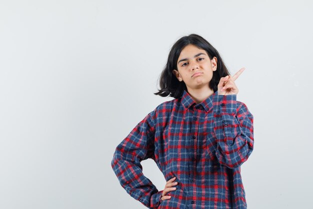 Jeune fille expressive qui pose en studio