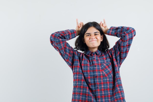 Jeune fille expressive qui pose en studio