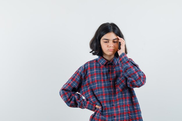 Jeune fille expressive qui pose en studio