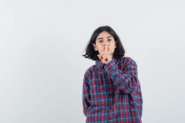 Jeune fille expressive qui pose en studio