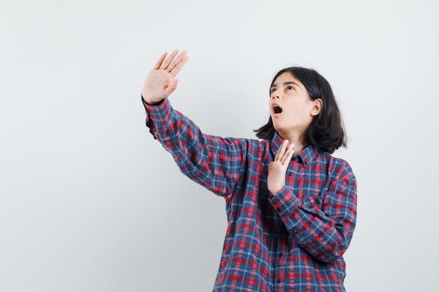 Jeune fille expressive qui pose en studio