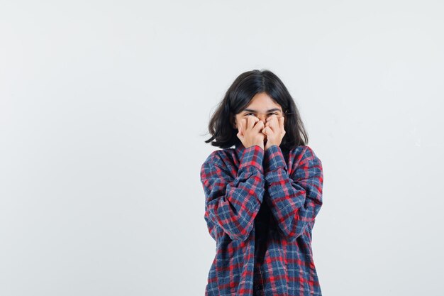 Jeune fille expressive qui pose en studio