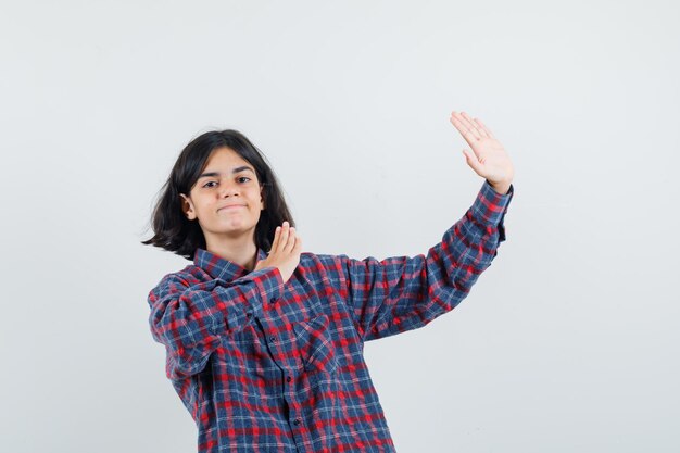 Jeune fille expressive qui pose en studio