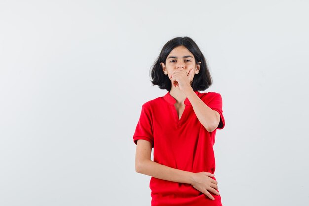 Jeune fille expressive qui pose en studio