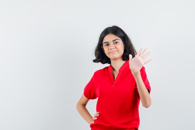 Jeune fille expressive qui pose en studio