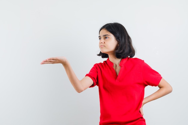 Jeune fille expressive qui pose en studio