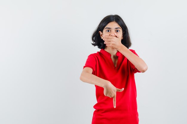 Jeune fille expressive qui pose en studio