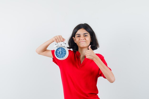 Jeune fille expressive qui pose en studio