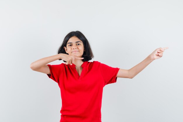 Jeune fille expressive qui pose en studio