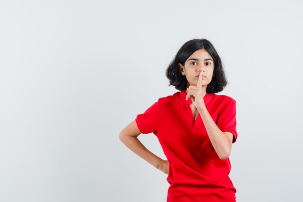 Jeune fille expressive qui pose en studio