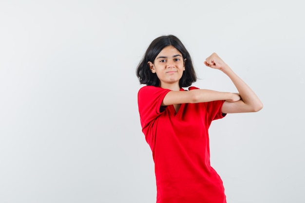 Jeune fille expressive qui pose en studio