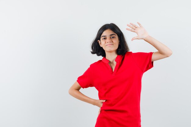 Jeune fille expressive qui pose en studio