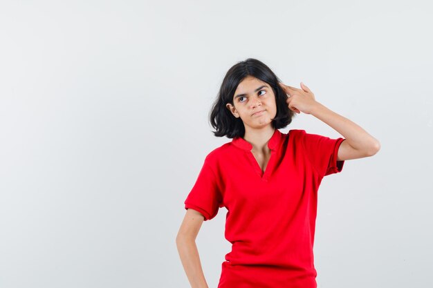 Jeune fille expressive qui pose en studio