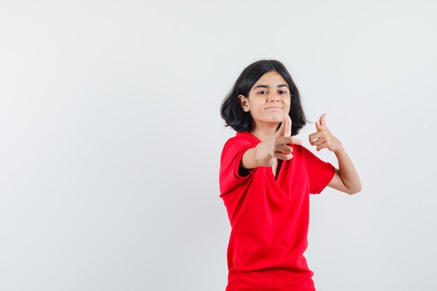 Jeune fille expressive qui pose en studio