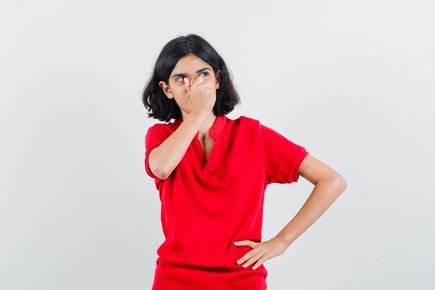 Jeune fille expressive qui pose en studio