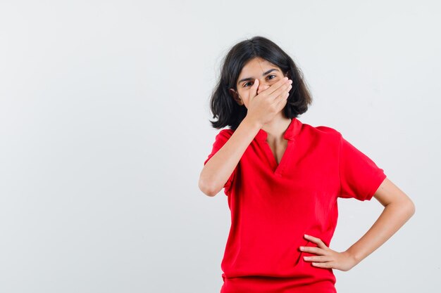 Jeune fille expressive qui pose en studio