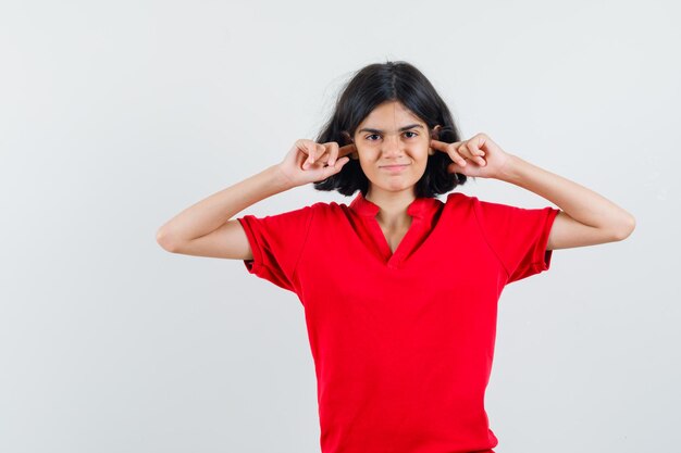 Jeune fille expressive qui pose en studio