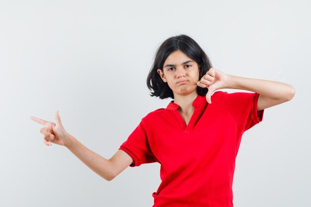 Jeune fille expressive qui pose en studio