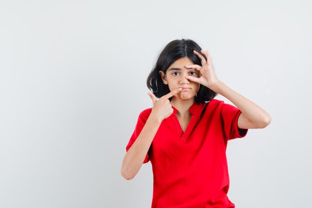 Jeune fille expressive qui pose en studio