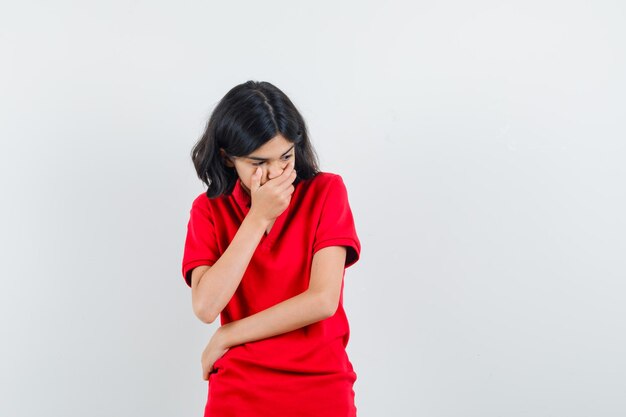 Jeune fille expressive qui pose en studio