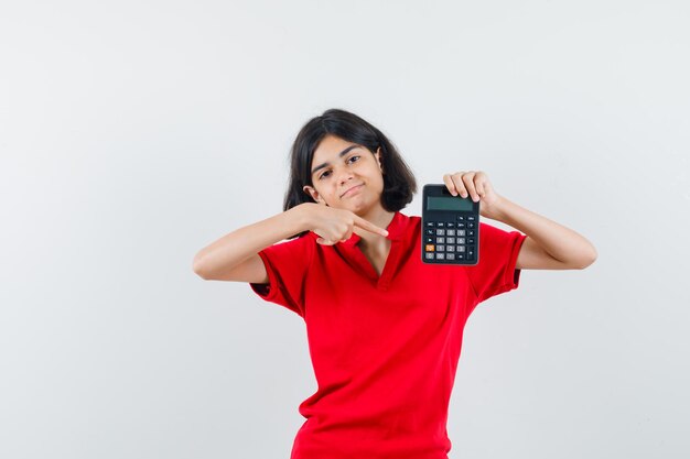 Jeune fille expressive qui pose en studio