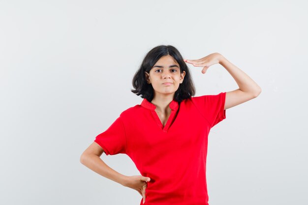 Jeune fille expressive qui pose en studio