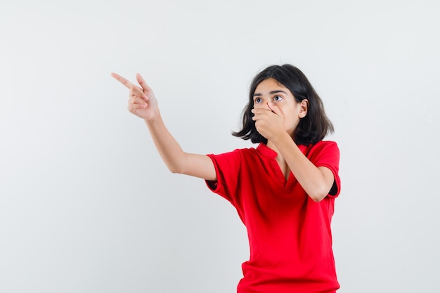 Jeune fille expressive qui pose en studio