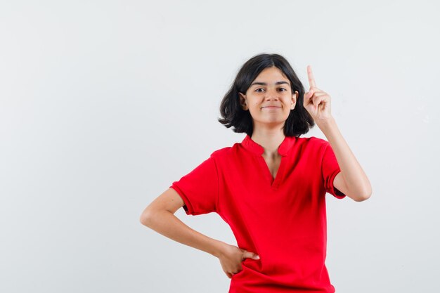 Jeune fille expressive qui pose en studio