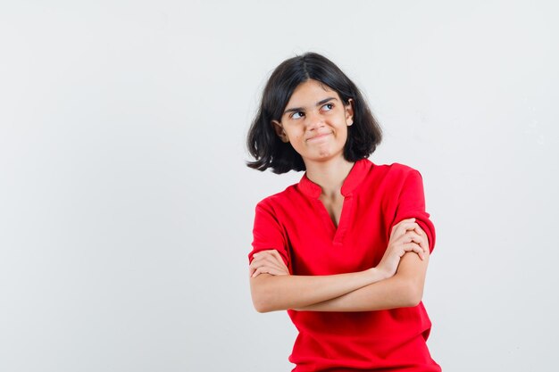 Jeune fille expressive qui pose en studio