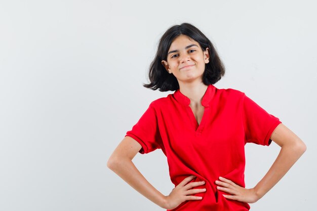 Jeune fille expressive qui pose en studio