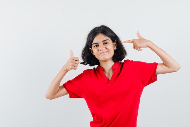 Jeune fille expressive qui pose en studio