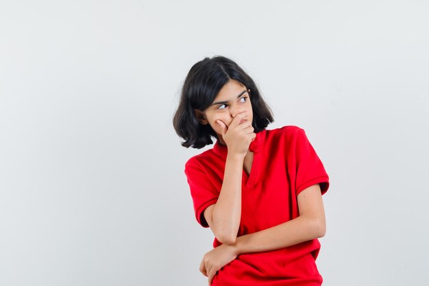 Jeune fille expressive qui pose en studio