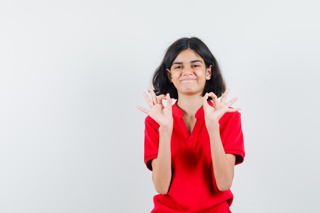 Jeune fille expressive qui pose en studio