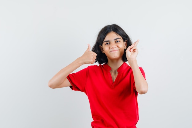 Jeune fille expressive qui pose en studio