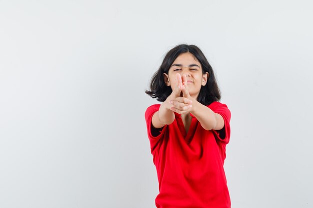 Jeune fille expressive qui pose en studio