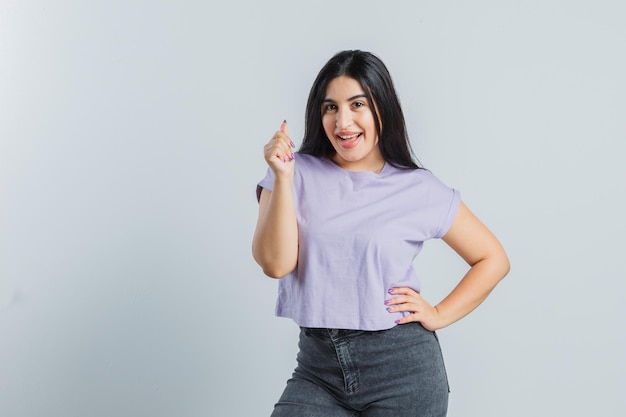 Jeune fille expressive qui pose en studio