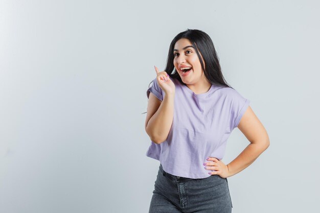 Jeune fille expressive qui pose en studio