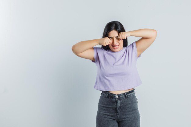 Jeune fille expressive qui pose en studio