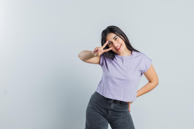 Jeune fille expressive qui pose en studio