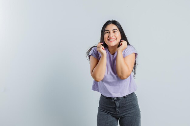 Jeune fille expressive qui pose en studio