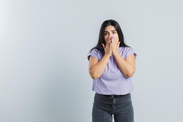 Jeune fille expressive qui pose en studio