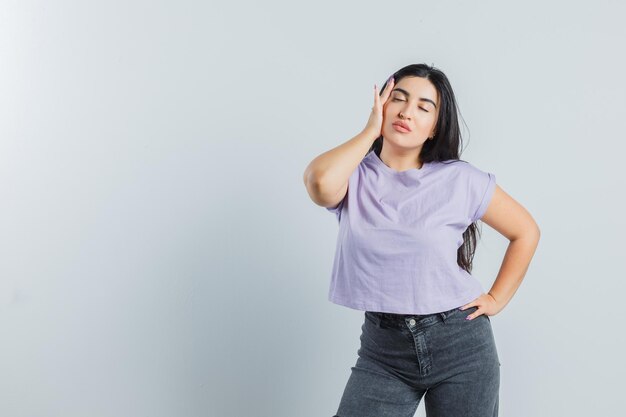 Jeune fille expressive qui pose en studio