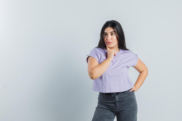 Jeune fille expressive qui pose en studio