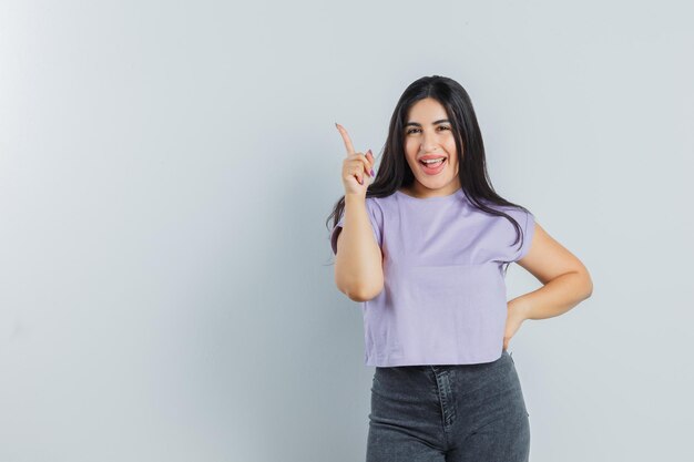 Jeune fille expressive qui pose en studio