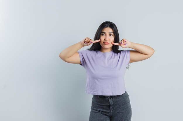 Jeune fille expressive qui pose en studio