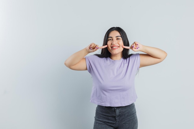 Jeune fille expressive qui pose en studio